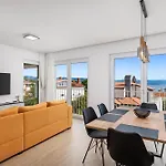 Residences In Marealto With Pool, Garage And Seaview Διαμέρισμα Ičići