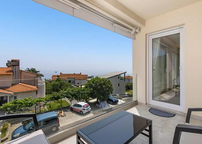 Residences In Marealto With Pool, Garage And Seaview Appartement Ičići