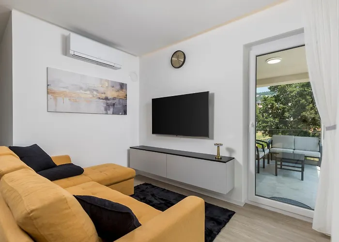 Residences In Marealto With Pool, Garage And Seaview *