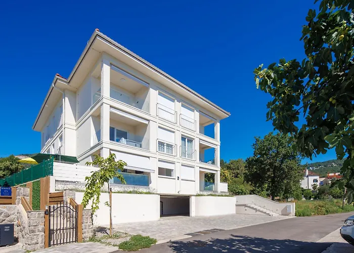 Residences In Marealto With Pool, Garage And Seaview * Ičići