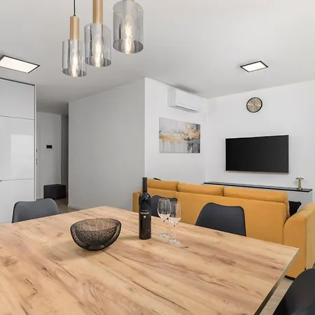 Residences In Marealto With Pool, Garage And Seaview Daire Ičići