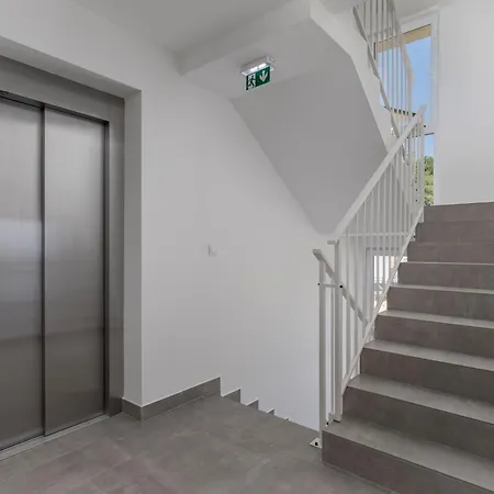 Residences In Marealto With Pool, Garage And Seaview Apartmán *