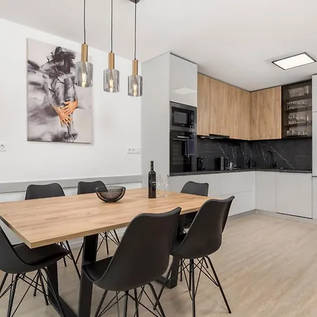 Residences In Marealto With Pool, Garage And Seaview Daire *