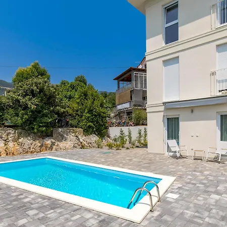 Apartmán Residences In Marealto With Pool, Garage And Seaview