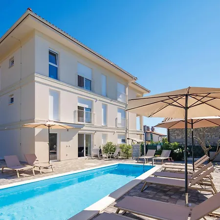 Residences In Marealto With Pool, Garage And Seaview Ičići