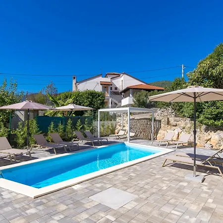 Residences In Marealto With Pool, Garage And Seaview Daire *