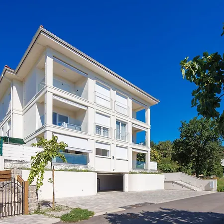 Residences In Marealto With Pool, Garage And Seaview * Ičići