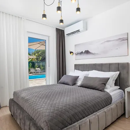 Residences In Marealto With Pool, Garage And Seaview Ičići