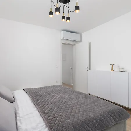 Residences In Marealto With Pool, Garage And Seaview Daire *