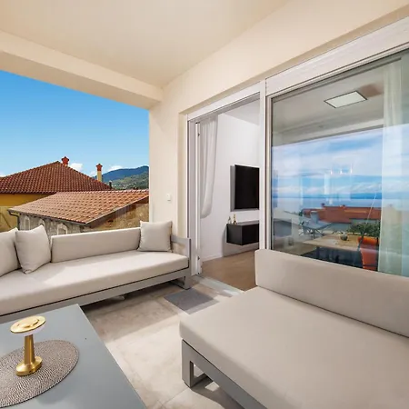 Residences In Marealto With Pool, Garage And Seaview Daire *