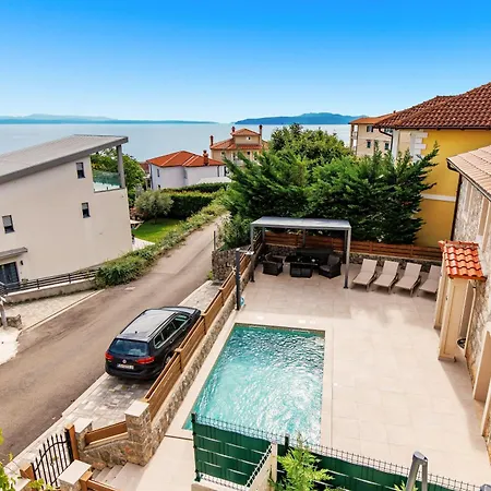 Residences In Marealto With Pool, Garage And Seaview Daire