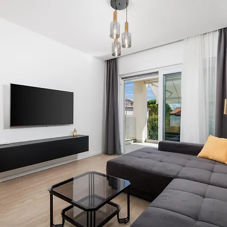 Residences In Marealto With Pool, Garage And Seaview Ičići